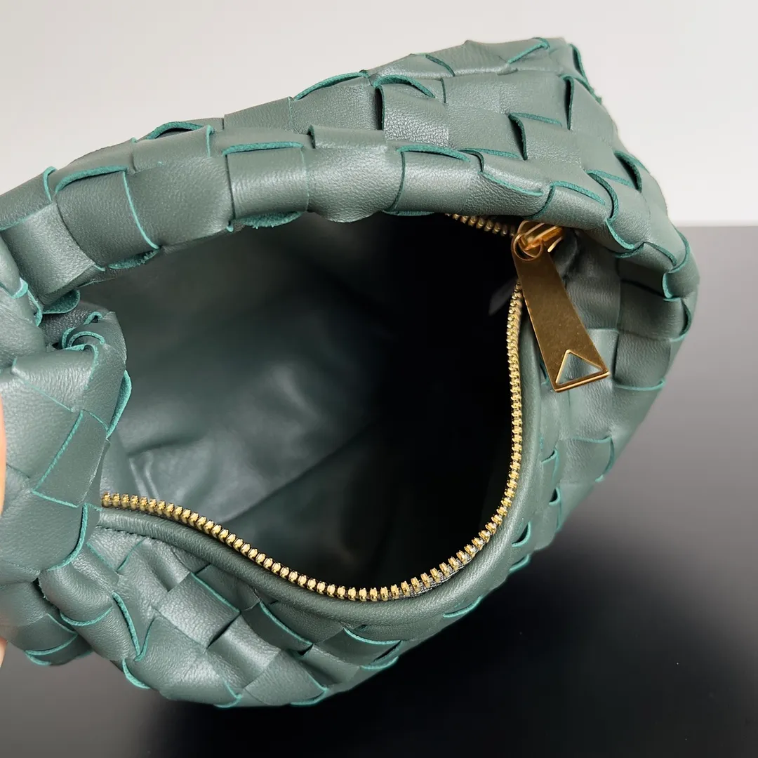 Batch 1120 Bottega veneta͙.——- The latest woven knotted hobo🔥 The top-grade lambskin leather is very soft, the bag shape is unique, practical and durable. It retains the traditional woven elements while being a little more flamboyant ~ Made of hand-woven sheepskin, zipper opening and closing, curved seamless structure, effortless to match. Highly recommended⚠️⚠️⚠️ The most high-end in the market🌈 Welcome to compare [Factory complete package] size: 23x15x5cm.   Model: 651876